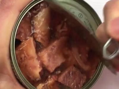 男子吃原解放军工厂所生产的红烧牛肉罐头,里面都是超大块牛肉